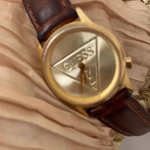 Vintage Guess watch with leather strap - Picture 3 of 12